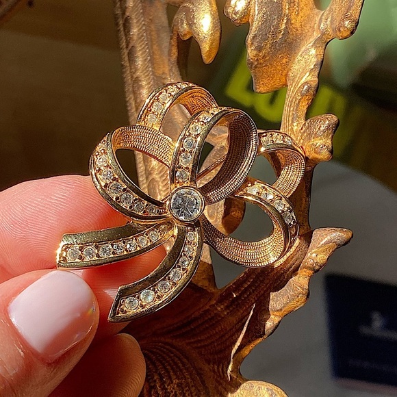 Swarovski gold tone brooch pin - Picture 3 of 11